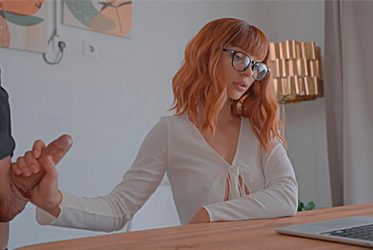 Рыжая бестия гладит себя под столом при прямом включении по работе