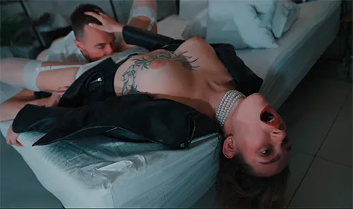 Пьяная русская мачеха в татухах перепутала спальню