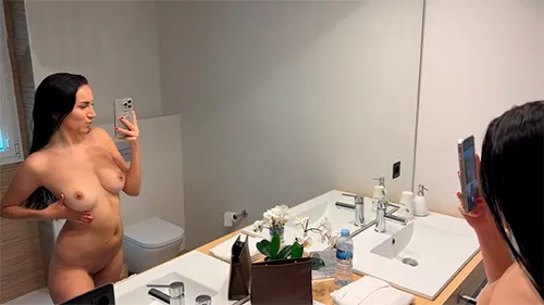 Моя мачеха типа по ошибке отправила мне фоточки своих сисек, но я - то знаю, что она меня хочет