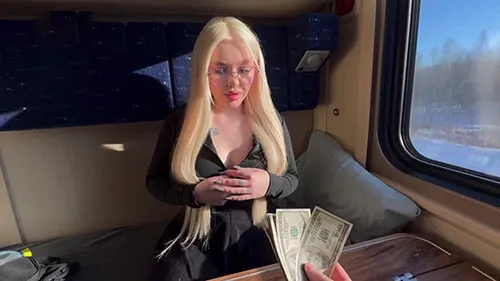 Русская молоденькая соска изменила своему парню по дороге домой