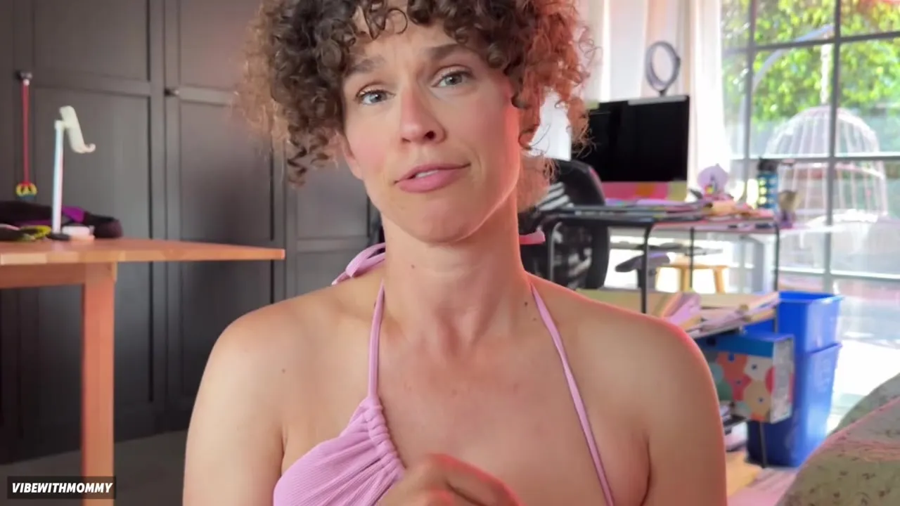 Не изменяю принципам - иметь все общее с братом: поэтому ебу его девушку!