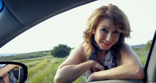 Мамочка Джулия оплатит проезд автостопом своей зрелой попкой